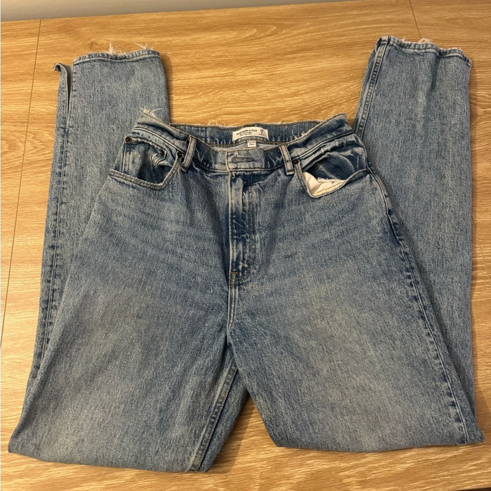 Abercrombie Curve Love- Split Bottom Jeans